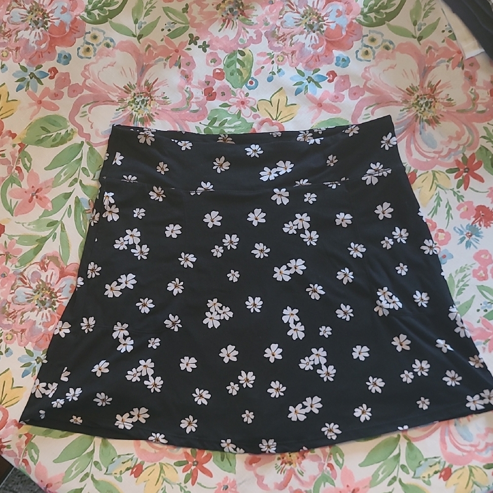 Cuddl Duds Black A-Line Skort with White Daisy Motif